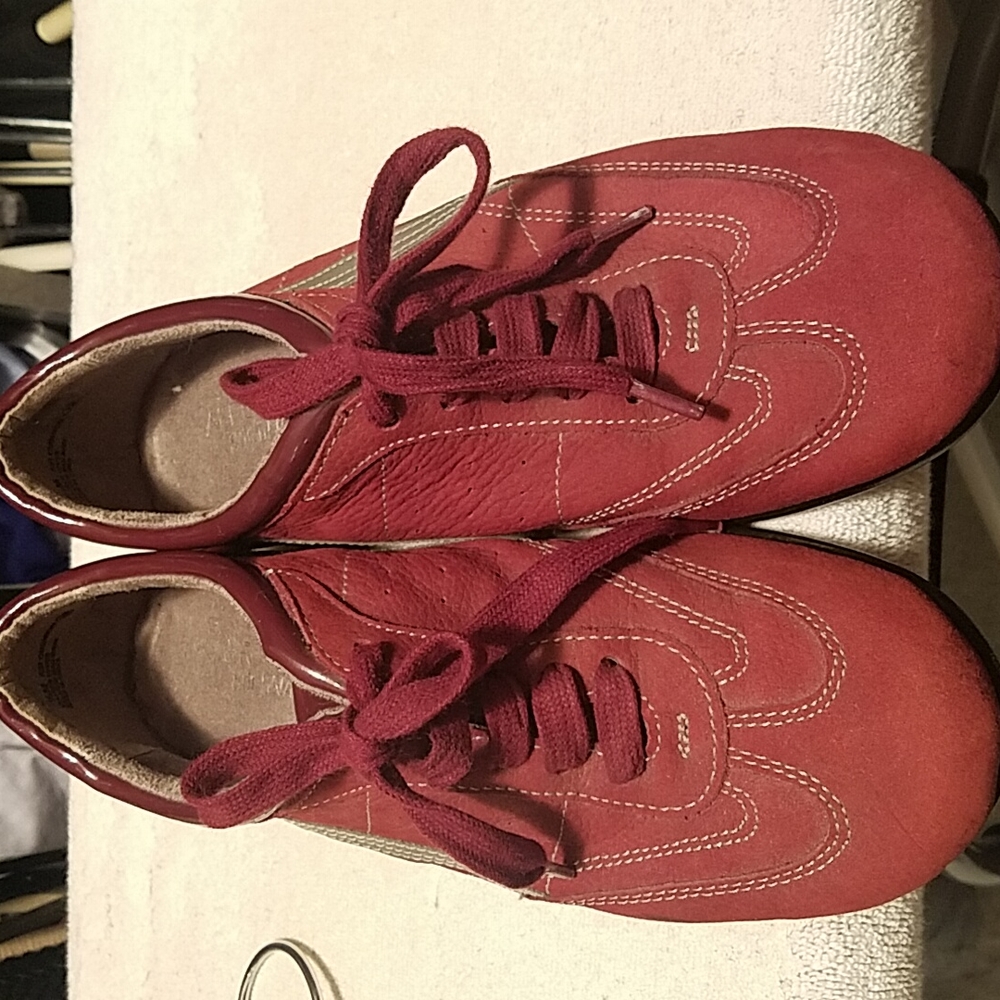 AEROSOLES STITCH N TURN GYMSHOES  RED SIZE  7 1/2